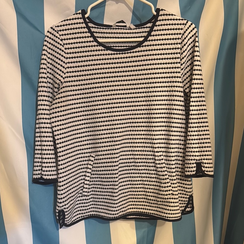 Black and White Boxy Blouse with Peter Pan Collar and Long Sleeves